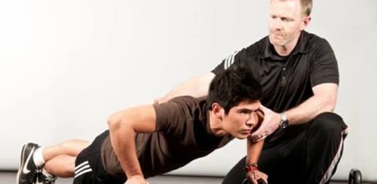 Fitness Eğitmenlerinin Mesleki Gelişiminde Yeni Yaklaşımlar Fitness sektöründe yaşanan hızlı değişimler, fitness eğitmenleri için sürekli gelişimi zorunlu hale getiriyor. Günümüzde spor biliminin ilerlemesi, teknolojik yenilikler ve danışan beklentilerinin değişmesiyle birlikte fitness eğitmenliği yalnızca egzersiz hareketlerini öğretmekten ibaret olmayan kapsamlı bir meslek alanına dönüşüyor. Profesyoneller, daha etkili hizmet sunabilmek için yeni eğitim modelleri, dijital araçlar ve bilimsel yaklaşımlardan yararlanıyor. Konulu bir haber görseli.