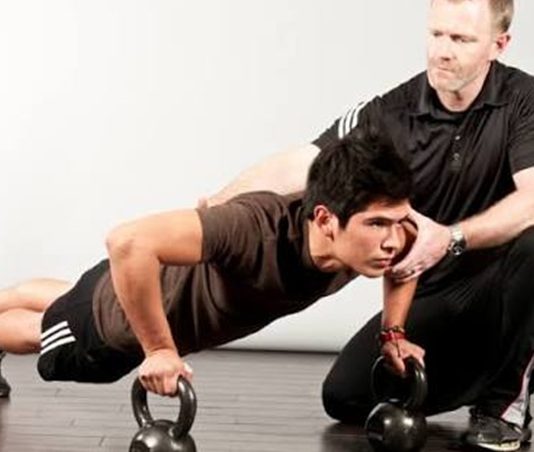 Fitness sektöründe yaşanan hızlı değişimler, fitness eğitmenleri için sürekli gelişimi zorunlu hale getiriyor. Günümüzde spor biliminin ilerlemesi, teknolojik yenilikler ve danışan beklentilerinin değişmesiyle birlikte fitness eğitmenliği yalnızca egzersiz hareketlerini öğretmekten ibaret olmayan kapsamlı bir meslek alanına dönüşüyor. Profesyoneller, daha etkili hizmet sunabilmek için yeni eğitim modelleri, dijital araçlar ve bilimsel yaklaşımlardan yararlanıyor. Konulu bir haber görseli.
