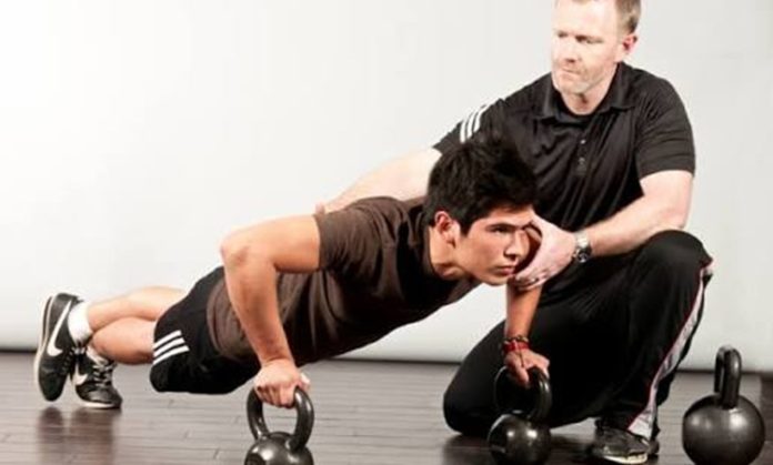 Fitness Eğitmenlerinin Mesleki Gelişiminde Yeni Yaklaşımlar Fitness sektöründe yaşanan hızlı değişimler, fitness eğitmenleri için sürekli gelişimi zorunlu hale getiriyor. Günümüzde spor biliminin ilerlemesi, teknolojik yenilikler ve danışan beklentilerinin değişmesiyle birlikte fitness eğitmenliği yalnızca egzersiz hareketlerini öğretmekten ibaret olmayan kapsamlı bir meslek alanına dönüşüyor. Profesyoneller, daha etkili hizmet sunabilmek için yeni eğitim modelleri, dijital araçlar ve bilimsel yaklaşımlardan yararlanıyor. Konulu bir haber görseli.