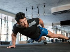 Fitness çalışmalarında başarıya ulaşmak yalnızca doğru hareketleri yapmak ve düzenli antrenman uygulamakla sınırlı olmuyor. Egzersiz sırasında uygulanan nefes kontrolü de performans, dayanıklılık ve hareket kalitesi üzerinde önemli bir etkiye sahip oluyor. Birçok sporcu, antrenman yoğunluğuna odaklanırken doğru nefes teknikleri konusunu göz ardı edebiliyor. Konulu bir haber görseli.