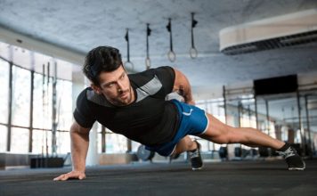 Fitness Egzersizlerinde Doğru Nefes Teknikleri Fitness çalışmalarında başarıya ulaşmak yalnızca doğru hareketleri yapmak ve düzenli antrenman uygulamakla sınırlı olmuyor. Egzersiz sırasında uygulanan nefes kontrolü de performans, dayanıklılık ve hareket kalitesi üzerinde önemli bir etkiye sahip oluyor. Birçok sporcu, antrenman yoğunluğuna odaklanırken doğru nefes teknikleri konusunu göz ardı edebiliyor. Konulu bir haber görseli.