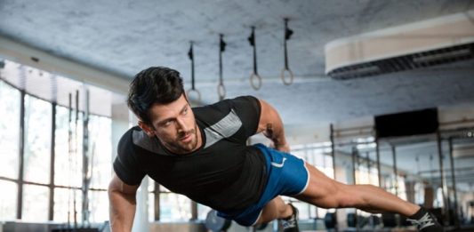 Fitness çalışmalarında başarıya ulaşmak yalnızca doğru hareketleri yapmak ve düzenli antrenman uygulamakla sınırlı olmuyor. Egzersiz sırasında uygulanan nefes kontrolü de performans, dayanıklılık ve hareket kalitesi üzerinde önemli bir etkiye sahip oluyor. Birçok sporcu, antrenman yoğunluğuna odaklanırken doğru nefes teknikleri konusunu göz ardı edebiliyor. Konulu bir haber görseli.