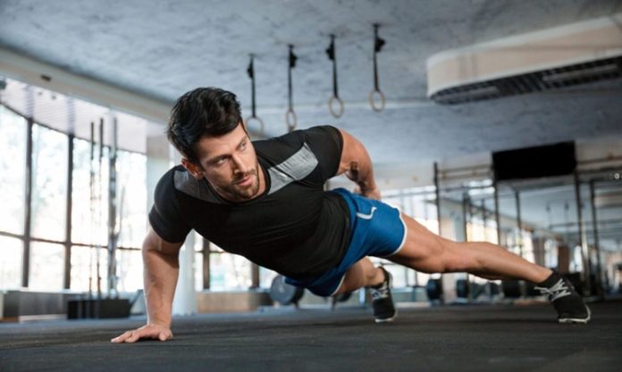 Fitness çalışmalarında başarıya ulaşmak yalnızca doğru hareketleri yapmak ve düzenli antrenman uygulamakla sınırlı olmuyor. Egzersiz sırasında uygulanan nefes kontrolü de performans, dayanıklılık ve hareket kalitesi üzerinde önemli bir etkiye sahip oluyor. Birçok sporcu, antrenman yoğunluğuna odaklanırken doğru nefes teknikleri konusunu göz ardı edebiliyor. Konulu bir haber görseli.
