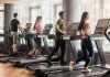 Fitness sektöründe kullanılan ekipmanların performansı, hem kullanıcı deneyimi hem de işletmelerin sürdürülebilirliği açısından büyük önem taşıyor. Düzenli olarak kullanılan spor cihazları zaman içerisinde yıpranabilir, performans kaybı yaşayabilir ve güvenlik açısından risk oluşturabilir. Bu nedenle fitness ekipmanlarında bakım, cihazların daha uzun ömürlü olması ve yüksek verimle çalışması için temel gerekliliklerden biri olarak öne çıkıyor. Konulu bir haber görseli.