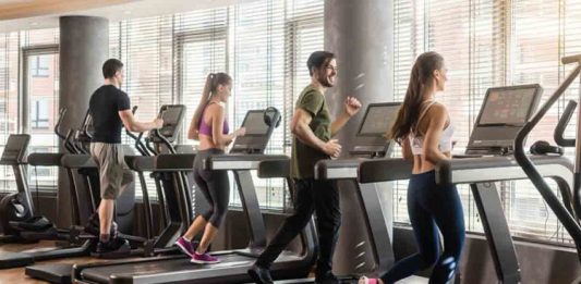 Fitness Ekipmanlarında Bakım ve Verimlilik Rehberi Fitness sektöründe kullanılan ekipmanların performansı, hem kullanıcı deneyimi hem de işletmelerin sürdürülebilirliği açısından büyük önem taşıyor. Düzenli olarak kullanılan spor cihazları zaman içerisinde yıpranabilir, performans kaybı yaşayabilir ve güvenlik açısından risk oluşturabilir. Bu nedenle fitness ekipmanlarında bakım, cihazların daha uzun ömürlü olması ve yüksek verimle çalışması için temel gerekliliklerden biri olarak öne çıkıyor. Konulu bir haber görseli.