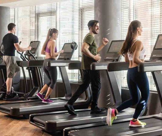 Fitness sektöründe kullanılan ekipmanların performansı, hem kullanıcı deneyimi hem de işletmelerin sürdürülebilirliği açısından büyük önem taşıyor. Düzenli olarak kullanılan spor cihazları zaman içerisinde yıpranabilir, performans kaybı yaşayabilir ve güvenlik açısından risk oluşturabilir. Bu nedenle fitness ekipmanlarında bakım, cihazların daha uzun ömürlü olması ve yüksek verimle çalışması için temel gerekliliklerden biri olarak öne çıkıyor. Konulu bir haber görseli.