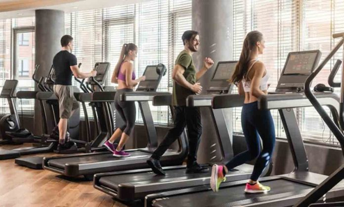 Fitness Ekipmanlarında Bakım ve Verimlilik Rehberi Fitness sektöründe kullanılan ekipmanların performansı, hem kullanıcı deneyimi hem de işletmelerin sürdürülebilirliği açısından büyük önem taşıyor. Düzenli olarak kullanılan spor cihazları zaman içerisinde yıpranabilir, performans kaybı yaşayabilir ve güvenlik açısından risk oluşturabilir. Bu nedenle fitness ekipmanlarında bakım, cihazların daha uzun ömürlü olması ve yüksek verimle çalışması için temel gerekliliklerden biri olarak öne çıkıyor. Konulu bir haber görseli.