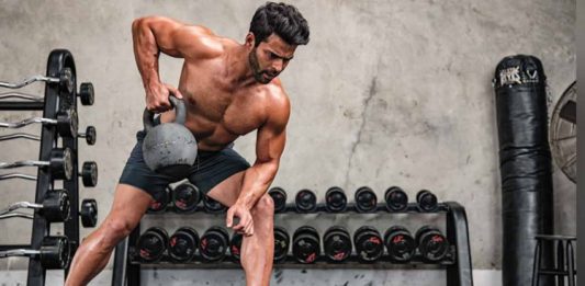 Fitness Ekipmanlarında Ergonomi Neden Önemli? Fitness sektöründe kullanıcı deneyimini belirleyen en önemli unsurlardan biri ekipmanların tasarım özellikleri olarak öne çıkıyor. Spor salonlarında veya ev ortamında kullanılan araçların yalnızca dayanıklı olması yeterli görülmezken, insan vücuduna uyum sağlayan yapıya sahip olması da büyük önem taşıyor. Bu noktada fitness ekipmanları içerisinde ergonomik tasarımlar, hem performansı artırması hem de sakatlanma risklerini azaltması nedeniyle giderek daha fazla tercih ediliyor. Konulu bir haber görseli.