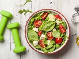 Fitness Hedeflerine Uygun Diyet Nasıl Hazırlanır? Fitness sürecinde başarılı sonuçlara ulaşmanın temel noktalarından biri, antrenman programına uygun bir beslenme düzeni oluşturmaktır. Düzenli spor yapmak vücudun gelişimi için önemli olsa da doğru planlanmış bir beslenme programı olmadan istenilen hedeflere ulaşmak zorlaşabilir. Bu nedenle fitness hedefleri doğrultusunda hazırlanan kişisel bir diyet planı, performans artışı, kas gelişimi ve yağ kaybı gibi amaçlarda önemli rol oynar. Konulu bir haber görseli.