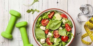 Fitness sürecinde başarılı sonuçlara ulaşmanın temel noktalarından biri, antrenman programına uygun bir beslenme düzeni oluşturmaktır. Düzenli spor yapmak vücudun gelişimi için önemli olsa da doğru planlanmış bir beslenme programı olmadan istenilen hedeflere ulaşmak zorlaşabilir. Bu nedenle fitness hedefleri doğrultusunda hazırlanan kişisel bir diyet planı, performans artışı, kas gelişimi ve yağ kaybı gibi amaçlarda önemli rol oynar. Konulu bir haber görseli.