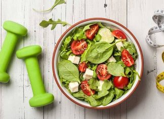 Fitness Hedeflerine Uygun Diyet Nasıl Hazırlanır? Fitness sürecinde başarılı sonuçlara ulaşmanın temel noktalarından biri, antrenman programına uygun bir beslenme düzeni oluşturmaktır. Düzenli spor yapmak vücudun gelişimi için önemli olsa da doğru planlanmış bir beslenme programı olmadan istenilen hedeflere ulaşmak zorlaşabilir. Bu nedenle fitness hedefleri doğrultusunda hazırlanan kişisel bir diyet planı, performans artışı, kas gelişimi ve yağ kaybı gibi amaçlarda önemli rol oynar. Konulu bir haber görseli.