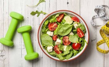 Fitness Hedeflerine Uygun Diyet Nasıl Hazırlanır? Fitness sürecinde başarılı sonuçlara ulaşmanın temel noktalarından biri, antrenman programına uygun bir beslenme düzeni oluşturmaktır. Düzenli spor yapmak vücudun gelişimi için önemli olsa da doğru planlanmış bir beslenme programı olmadan istenilen hedeflere ulaşmak zorlaşabilir. Bu nedenle fitness hedefleri doğrultusunda hazırlanan kişisel bir diyet planı, performans artışı, kas gelişimi ve yağ kaybı gibi amaçlarda önemli rol oynar. Konulu bir haber görseli.