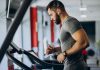 Spor ve sağlıklı yaşam sektöründe yaşanan teknolojik gelişmeler, fitness makineleri alanında önemli bir dönüşüm başlattı. Geleneksel egzersiz ekipmanlarının yerini giderek daha akıllı, bağlantılı ve kullanıcı odaklı sistemler alırken, dijital teknolojiler spor deneyimini tamamen farklı bir seviyeye taşıyor. Günümüzde spor salonlarında kullanılan birçok cihaz; internet bağlantısı, yapay zekâ destekli analiz sistemleri ve kişiselleştirilmiş antrenman programlarıyla donatılıyor. Konulu bir haber görseli.