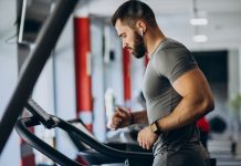 Spor ve sağlıklı yaşam sektöründe yaşanan teknolojik gelişmeler, fitness makineleri alanında önemli bir dönüşüm başlattı. Geleneksel egzersiz ekipmanlarının yerini giderek daha akıllı, bağlantılı ve kullanıcı odaklı sistemler alırken, dijital teknolojiler spor deneyimini tamamen farklı bir seviyeye taşıyor. Günümüzde spor salonlarında kullanılan birçok cihaz; internet bağlantısı, yapay zekâ destekli analiz sistemleri ve kişiselleştirilmiş antrenman programlarıyla donatılıyor. Konulu bir haber görseli.