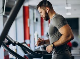 Fitness Makinelerinde Dijital Teknoloji Dönemi Spor ve sağlıklı yaşam sektöründe yaşanan teknolojik gelişmeler, fitness makineleri alanında önemli bir dönüşüm başlattı. Geleneksel egzersiz ekipmanlarının yerini giderek daha akıllı, bağlantılı ve kullanıcı odaklı sistemler alırken, dijital teknolojiler spor deneyimini tamamen farklı bir seviyeye taşıyor. Günümüzde spor salonlarında kullanılan birçok cihaz; internet bağlantısı, yapay zekâ destekli analiz sistemleri ve kişiselleştirilmiş antrenman programlarıyla donatılıyor. Konulu bir haber görseli.