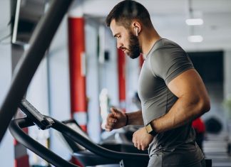 Fitness Makinelerinde Dijital Teknoloji Dönemi Spor ve sağlıklı yaşam sektöründe yaşanan teknolojik gelişmeler, fitness makineleri alanında önemli bir dönüşüm başlattı. Geleneksel egzersiz ekipmanlarının yerini giderek daha akıllı, bağlantılı ve kullanıcı odaklı sistemler alırken, dijital teknolojiler spor deneyimini tamamen farklı bir seviyeye taşıyor. Günümüzde spor salonlarında kullanılan birçok cihaz; internet bağlantısı, yapay zekâ destekli analiz sistemleri ve kişiselleştirilmiş antrenman programlarıyla donatılıyor. Konulu bir haber görseli.