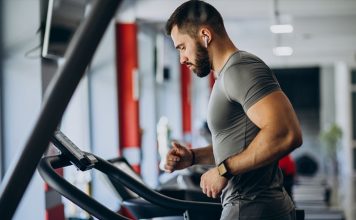 Fitness Makinelerinde Dijital Teknoloji Dönemi Spor ve sağlıklı yaşam sektöründe yaşanan teknolojik gelişmeler, fitness makineleri alanında önemli bir dönüşüm başlattı. Geleneksel egzersiz ekipmanlarının yerini giderek daha akıllı, bağlantılı ve kullanıcı odaklı sistemler alırken, dijital teknolojiler spor deneyimini tamamen farklı bir seviyeye taşıyor. Günümüzde spor salonlarında kullanılan birçok cihaz; internet bağlantısı, yapay zekâ destekli analiz sistemleri ve kişiselleştirilmiş antrenman programlarıyla donatılıyor. Konulu bir haber görseli.