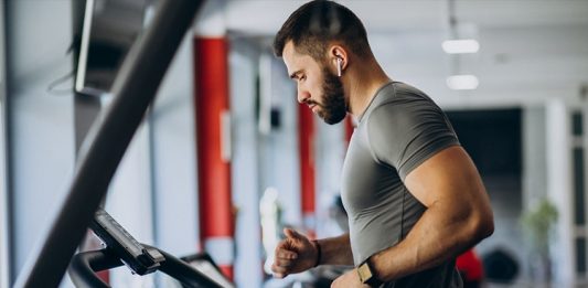 Fitness Makinelerinde Dijital Teknoloji Dönemi Spor ve sağlıklı yaşam sektöründe yaşanan teknolojik gelişmeler, fitness makineleri alanında önemli bir dönüşüm başlattı. Geleneksel egzersiz ekipmanlarının yerini giderek daha akıllı, bağlantılı ve kullanıcı odaklı sistemler alırken, dijital teknolojiler spor deneyimini tamamen farklı bir seviyeye taşıyor. Günümüzde spor salonlarında kullanılan birçok cihaz; internet bağlantısı, yapay zekâ destekli analiz sistemleri ve kişiselleştirilmiş antrenman programlarıyla donatılıyor. Konulu bir haber görseli.