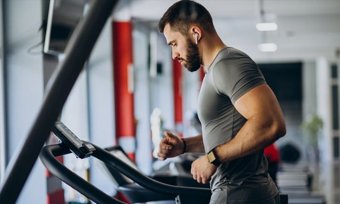 Spor ve sağlıklı yaşam sektöründe yaşanan teknolojik gelişmeler, fitness makineleri alanında önemli bir dönüşüm başlattı. Geleneksel egzersiz ekipmanlarının yerini giderek daha akıllı, bağlantılı ve kullanıcı odaklı sistemler alırken, dijital teknolojiler spor deneyimini tamamen farklı bir seviyeye taşıyor. Günümüzde spor salonlarında kullanılan birçok cihaz; internet bağlantısı, yapay zekâ destekli analiz sistemleri ve kişiselleştirilmiş antrenman programlarıyla donatılıyor. Konulu bir haber görseli.