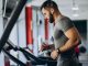 Fitness Makinelerinde Dijital Teknoloji Dönemi Spor ve sağlıklı yaşam sektöründe yaşanan teknolojik gelişmeler, fitness makineleri alanında önemli bir dönüşüm başlattı. Geleneksel egzersiz ekipmanlarının yerini giderek daha akıllı, bağlantılı ve kullanıcı odaklı sistemler alırken, dijital teknolojiler spor deneyimini tamamen farklı bir seviyeye taşıyor. Günümüzde spor salonlarında kullanılan birçok cihaz; internet bağlantısı, yapay zekâ destekli analiz sistemleri ve kişiselleştirilmiş antrenman programlarıyla donatılıyor. Konulu bir haber görseli.