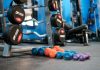 Fitness hedeflerine ulaşmak isteyen birçok kişi düzenli antrenman yapmasına rağmen beklediği gelişimi göremeyebiliyor. Bunun en önemli nedenlerinden biri yalnızca egzersiz programına odaklanmak ve günlük yaşam alışkanlıklarını göz ardı etmek oluyor. Spor salonunda geçirilen süre kadar uyku düzeni, beslenme alışkanlıkları, toparlanma süreci ve antrenman disiplini de fiziksel gelişimde büyük rol oynuyor. Konulu bir haber görseli.