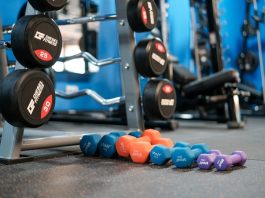 Fitness Performansını Düşüren Alışkanlıklar Fitness hedeflerine ulaşmak isteyen birçok kişi düzenli antrenman yapmasına rağmen beklediği gelişimi göremeyebiliyor. Bunun en önemli nedenlerinden biri yalnızca egzersiz programına odaklanmak ve günlük yaşam alışkanlıklarını göz ardı etmek oluyor. Spor salonunda geçirilen süre kadar uyku düzeni, beslenme alışkanlıkları, toparlanma süreci ve antrenman disiplini de fiziksel gelişimde büyük rol oynuyor. Konulu bir haber görseli.