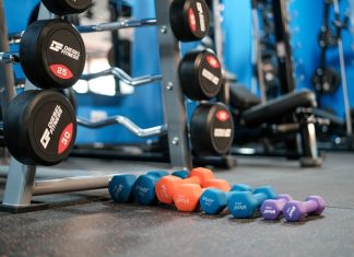 Fitness Performansını Düşüren Alışkanlıklar Fitness hedeflerine ulaşmak isteyen birçok kişi düzenli antrenman yapmasına rağmen beklediği gelişimi göremeyebiliyor. Bunun en önemli nedenlerinden biri yalnızca egzersiz programına odaklanmak ve günlük yaşam alışkanlıklarını göz ardı etmek oluyor. Spor salonunda geçirilen süre kadar uyku düzeni, beslenme alışkanlıkları, toparlanma süreci ve antrenman disiplini de fiziksel gelişimde büyük rol oynuyor. Konulu bir haber görseli.