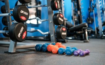 Fitness Performansını Düşüren Alışkanlıklar Fitness hedeflerine ulaşmak isteyen birçok kişi düzenli antrenman yapmasına rağmen beklediği gelişimi göremeyebiliyor. Bunun en önemli nedenlerinden biri yalnızca egzersiz programına odaklanmak ve günlük yaşam alışkanlıklarını göz ardı etmek oluyor. Spor salonunda geçirilen süre kadar uyku düzeni, beslenme alışkanlıkları, toparlanma süreci ve antrenman disiplini de fiziksel gelişimde büyük rol oynuyor. Konulu bir haber görseli.