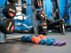 Fitness Performansını Düşüren Alışkanlıklar Fitness hedeflerine ulaşmak isteyen birçok kişi düzenli antrenman yapmasına rağmen beklediği gelişimi göremeyebiliyor. Bunun en önemli nedenlerinden biri yalnızca egzersiz programına odaklanmak ve günlük yaşam alışkanlıklarını göz ardı etmek oluyor. Spor salonunda geçirilen süre kadar uyku düzeni, beslenme alışkanlıkları, toparlanma süreci ve antrenman disiplini de fiziksel gelişimde büyük rol oynuyor. Konulu bir haber görseli.