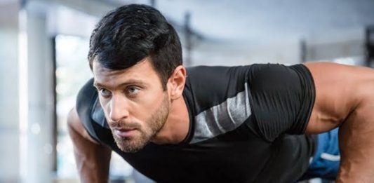 Fitness dünyasında ilerleme kaydetmek yalnızca düzenli antrenman yapmakla sınırlı değildir. Yapılan çalışmaların ne kadar etkili olduğunu anlamak, hedeflere ulaşma sürecini daha bilinçli yönetmek açısından büyük önem taşır. Bu noktada fitness performansı, sporcuların gelişimlerini takip edebilmesi için temel göstergelerden biri olarak öne çıkar. Güç artışı, dayanıklılık seviyesi, vücut kompozisyonundaki değişimler ve antrenman verileri, gelişimin doğru şekilde değerlendirilmesine yardımcı olur. Konulu bir haber görseli.