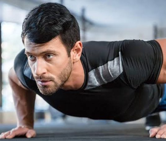 Fitness dünyasında ilerleme kaydetmek yalnızca düzenli antrenman yapmakla sınırlı değildir. Yapılan çalışmaların ne kadar etkili olduğunu anlamak, hedeflere ulaşma sürecini daha bilinçli yönetmek açısından büyük önem taşır. Bu noktada fitness performansı, sporcuların gelişimlerini takip edebilmesi için temel göstergelerden biri olarak öne çıkar. Güç artışı, dayanıklılık seviyesi, vücut kompozisyonundaki değişimler ve antrenman verileri, gelişimin doğru şekilde değerlendirilmesine yardımcı olur. Konulu bir haber görseli.