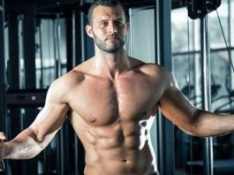 Fitness Sporcuları İçin Toparlanma Süreci Nasıl Olmalı? Fitness dünyasında başarılı sonuçlara ulaşmak isteyen sporcular genellikle antrenman programlarına, ağırlık seçimlerine ve beslenme düzenlerine büyük önem veriyor. Ancak fiziksel gelişimin en önemli parçalarından biri olan toparlanma süreci çoğu zaman göz ardı edilebiliyor. Yoğun egzersiz sonrasında vücudun kendini yenilemesi, kasların güçlenmesi ve performansın korunması için doğru bir dinlenme planı gerekiyor. Konulu bir haber görseli.