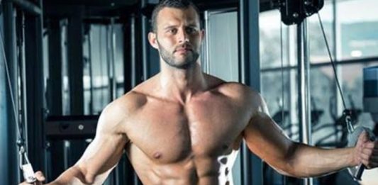 Fitness Sporcuları İçin Toparlanma Süreci Nasıl Olmalı? Fitness dünyasında başarılı sonuçlara ulaşmak isteyen sporcular genellikle antrenman programlarına, ağırlık seçimlerine ve beslenme düzenlerine büyük önem veriyor. Ancak fiziksel gelişimin en önemli parçalarından biri olan toparlanma süreci çoğu zaman göz ardı edilebiliyor. Yoğun egzersiz sonrasında vücudun kendini yenilemesi, kasların güçlenmesi ve performansın korunması için doğru bir dinlenme planı gerekiyor. Konulu bir haber görseli.