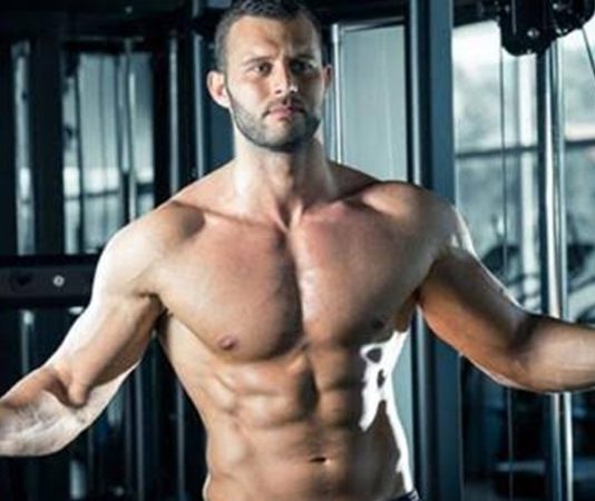 Fitness dünyasında başarılı sonuçlara ulaşmak isteyen sporcular genellikle antrenman programlarına, ağırlık seçimlerine ve beslenme düzenlerine büyük önem veriyor. Ancak fiziksel gelişimin en önemli parçalarından biri olan toparlanma süreci çoğu zaman göz ardı edilebiliyor. Yoğun egzersiz sonrasında vücudun kendini yenilemesi, kasların güçlenmesi ve performansın korunması için doğru bir dinlenme planı gerekiyor. Konulu bir haber görseli.