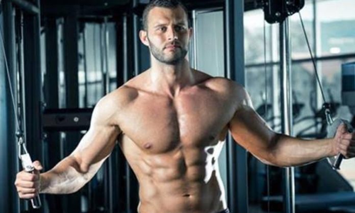 Fitness Sporcuları İçin Toparlanma Süreci Nasıl Olmalı Fitness dünyasında başarılı sonuçlara ulaşmak isteyen sporcular genellikle antrenman programlarına, ağırlık seçimlerine ve beslenme düzenlerine büyük önem veriyor. Ancak fiziksel gelişimin en önemli parçalarından biri olan toparlanma süreci çoğu zaman göz ardı edilebiliyor. Yoğun egzersiz sonrasında vücudun kendini yenilemesi, kasların güçlenmesi ve performansın korunması için doğru bir dinlenme planı gerekiyor. Konulu bir haber görseli.