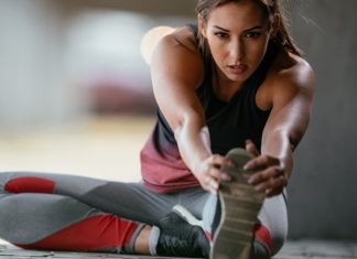 Fitness Yapan Kadınlar İçin Beslenme Önerileri Fitness yapan kadınlar için doğru beslenme, antrenman performansını artırmak, vücut kompozisyonunu geliştirmek ve uzun vadeli sağlıklı bir yaşam düzeni oluşturmak açısından büyük önem taşıyor. Düzenli spor yapan kişilerde yalnızca antrenman programı değil, aynı zamanda fitness beslenmesi planı da hedeflere ulaşmada belirleyici oluyor. Kas kazanımı, yağ yakımı veya genel formun korunması gibi farklı amaçlara göre beslenme düzeninin kişiye özel hazırlanması gerekiyor. Konulu bir haber görseli.