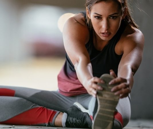 Fitness yapan kadınlar için doğru beslenme, antrenman performansını artırmak, vücut kompozisyonunu geliştirmek ve uzun vadeli sağlıklı bir yaşam düzeni oluşturmak açısından büyük önem taşıyor. Düzenli spor yapan kişilerde yalnızca antrenman programı değil, aynı zamanda fitness beslenmesi planı da hedeflere ulaşmada belirleyici oluyor. Kas kazanımı, yağ yakımı veya genel formun korunması gibi farklı amaçlara göre beslenme düzeninin kişiye özel hazırlanması gerekiyor. Konulu bir haber görseli.