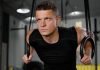 Son yıllarda fitness dünyasında hızla yükselen antrenman trendlerinden biri olan fonksiyonel egzersizler, yalnızca kas geliştirmeye odaklanmak yerine günlük yaşam hareketlerini destekleyen yapısıyla dikkat çekiyor. Bu antrenman modeli; kuvvet, denge, koordinasyon, esneklik ve dayanıklılığı aynı anda geliştirmeyi hedeflediği için hem profesyonel sporcular hem de amatör kullanıcılar tarafından yoğun ilgi görüyor. Spor salonlarının yanı sıra açık alanlarda ve ev ortamında da kolayca uygulanabilmesi, fonksiyonel egzersizlerin popülerliğini artıran önemli nedenlerden biri olarak öne çıkıyor. Konulu