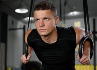 Fonksiyonel Egzersizler Fitness Dünyasında Neden Popüler? Son yıllarda fitness dünyasında hızla yükselen antrenman trendlerinden biri olan fonksiyonel egzersizler, yalnızca kas geliştirmeye odaklanmak yerine günlük yaşam hareketlerini destekleyen yapısıyla dikkat çekiyor. Bu antrenman modeli; kuvvet, denge, koordinasyon, esneklik ve dayanıklılığı aynı anda geliştirmeyi hedeflediği için hem profesyonel sporcular hem de amatör kullanıcılar tarafından yoğun ilgi görüyor. Spor salonlarının yanı sıra açık alanlarda ve ev ortamında da kolayca uygulanabilmesi, fonksiyonel egzersizlerin popülerliğini artıran önemli nedenlerden biri olarak öne çıkıyor. Konulu