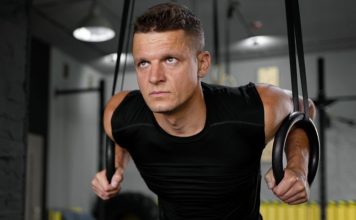Son yıllarda fitness dünyasında hızla yükselen antrenman trendlerinden biri olan fonksiyonel egzersizler, yalnızca kas geliştirmeye odaklanmak yerine günlük yaşam hareketlerini destekleyen yapısıyla dikkat çekiyor. Bu antrenman modeli; kuvvet, denge, koordinasyon, esneklik ve dayanıklılığı aynı anda geliştirmeyi hedeflediği için hem profesyonel sporcular hem de amatör kullanıcılar tarafından yoğun ilgi görüyor. Spor salonlarının yanı sıra açık alanlarda ve ev ortamında da kolayca uygulanabilmesi, fonksiyonel egzersizlerin popülerliğini artıran önemli nedenlerden biri olarak öne çıkıyor. Konulu