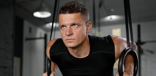 Son yıllarda fitness dünyasında hızla yükselen antrenman trendlerinden biri olan fonksiyonel egzersizler, yalnızca kas geliştirmeye odaklanmak yerine günlük yaşam hareketlerini destekleyen yapısıyla dikkat çekiyor. Bu antrenman modeli; kuvvet, denge, koordinasyon, esneklik ve dayanıklılığı aynı anda geliştirmeyi hedeflediği için hem profesyonel sporcular hem de amatör kullanıcılar tarafından yoğun ilgi görüyor. Spor salonlarının yanı sıra açık alanlarda ve ev ortamında da kolayca uygulanabilmesi, fonksiyonel egzersizlerin popülerliğini artıran önemli nedenlerden biri olarak öne çıkıyor. Konulu