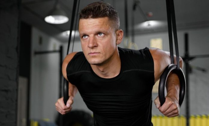 Son yıllarda fitness dünyasında hızla yükselen antrenman trendlerinden biri olan fonksiyonel egzersizler, yalnızca kas geliştirmeye odaklanmak yerine günlük yaşam hareketlerini destekleyen yapısıyla dikkat çekiyor. Bu antrenman modeli; kuvvet, denge, koordinasyon, esneklik ve dayanıklılığı aynı anda geliştirmeyi hedeflediği için hem profesyonel sporcular hem de amatör kullanıcılar tarafından yoğun ilgi görüyor. Spor salonlarının yanı sıra açık alanlarda ve ev ortamında da kolayca uygulanabilmesi, fonksiyonel egzersizlerin popülerliğini artıran önemli nedenlerden biri olarak öne çıkıyor. Konulu