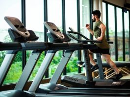 Fonksiyonel Fitness Ekipmanları Neden Tercih Ediliyor? Spor alışkanlıklarının değişmesiyle birlikte fonksiyonel fitness ekipmanları, hem bireysel kullanıcılar hem de profesyonel spor salonları tarafından daha fazla tercih edilmeye başladı. Klasik ağırlık makinelerinin yanında çok yönlü kullanım sunan ekipmanlar, günlük yaşam hareketlerini destekleyen egzersizlerin yapılmasına olanak tanıyor. Bu yaklaşım yalnızca kas gelişimini değil; denge, koordinasyon, esneklik ve dayanıklılık gibi fiziksel özelliklerin birlikte geliştirilmesini hedefliyor. Konulu bir haber görseli.