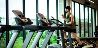 Spor alışkanlıklarının değişmesiyle birlikte fonksiyonel fitness ekipmanları, hem bireysel kullanıcılar hem de profesyonel spor salonları tarafından daha fazla tercih edilmeye başladı. Klasik ağırlık makinelerinin yanında çok yönlü kullanım sunan ekipmanlar, günlük yaşam hareketlerini destekleyen egzersizlerin yapılmasına olanak tanıyor. Bu yaklaşım yalnızca kas gelişimini değil; denge, koordinasyon, esneklik ve dayanıklılık gibi fiziksel özelliklerin birlikte geliştirilmesini hedefliyor. Konulu bir haber görseli.