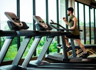 Fonksiyonel Fitness Ekipmanları Neden Tercih Ediliyor? Spor alışkanlıklarının değişmesiyle birlikte fonksiyonel fitness ekipmanları, hem bireysel kullanıcılar hem de profesyonel spor salonları tarafından daha fazla tercih edilmeye başladı. Klasik ağırlık makinelerinin yanında çok yönlü kullanım sunan ekipmanlar, günlük yaşam hareketlerini destekleyen egzersizlerin yapılmasına olanak tanıyor. Bu yaklaşım yalnızca kas gelişimini değil; denge, koordinasyon, esneklik ve dayanıklılık gibi fiziksel özelliklerin birlikte geliştirilmesini hedefliyor. Konulu bir haber görseli.