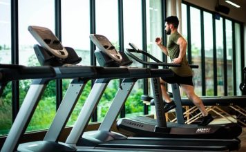 Fonksiyonel Fitness Ekipmanları Neden Tercih Ediliyor? Spor alışkanlıklarının değişmesiyle birlikte fonksiyonel fitness ekipmanları, hem bireysel kullanıcılar hem de profesyonel spor salonları tarafından daha fazla tercih edilmeye başladı. Klasik ağırlık makinelerinin yanında çok yönlü kullanım sunan ekipmanlar, günlük yaşam hareketlerini destekleyen egzersizlerin yapılmasına olanak tanıyor. Bu yaklaşım yalnızca kas gelişimini değil; denge, koordinasyon, esneklik ve dayanıklılık gibi fiziksel özelliklerin birlikte geliştirilmesini hedefliyor. Konulu bir haber görseli.