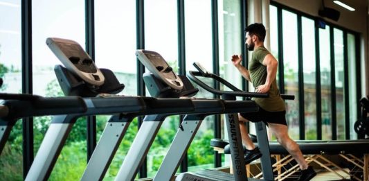 Fonksiyonel Fitness Ekipmanları Neden Tercih Ediliyor? Spor alışkanlıklarının değişmesiyle birlikte fonksiyonel fitness ekipmanları, hem bireysel kullanıcılar hem de profesyonel spor salonları tarafından daha fazla tercih edilmeye başladı. Klasik ağırlık makinelerinin yanında çok yönlü kullanım sunan ekipmanlar, günlük yaşam hareketlerini destekleyen egzersizlerin yapılmasına olanak tanıyor. Bu yaklaşım yalnızca kas gelişimini değil; denge, koordinasyon, esneklik ve dayanıklılık gibi fiziksel özelliklerin birlikte geliştirilmesini hedefliyor. Konulu bir haber görseli.