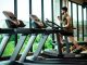 Spor alışkanlıklarının değişmesiyle birlikte fonksiyonel fitness ekipmanları, hem bireysel kullanıcılar hem de profesyonel spor salonları tarafından daha fazla tercih edilmeye başladı. Klasik ağırlık makinelerinin yanında çok yönlü kullanım sunan ekipmanlar, günlük yaşam hareketlerini destekleyen egzersizlerin yapılmasına olanak tanıyor. Bu yaklaşım yalnızca kas gelişimini değil; denge, koordinasyon, esneklik ve dayanıklılık gibi fiziksel özelliklerin birlikte geliştirilmesini hedefliyor. Konulu bir haber görseli.