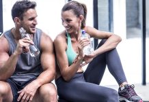 Sağlıklı yaşam bilincinin dünya genelinde hızla yaygınlaşması, spor ve egzersize olan ilgiyi her geçen yıl artırıyor. Bu gelişim yalnızca spor salonlarının sayısını yükseltmekle kalmıyor, aynı zamanda nitelikli fitness antrenörlüğü mesleğine olan ihtiyacı da büyütüyor. Bireyler artık yalnızca kilo vermek ya da kas geliştirmek için değil, yaşam kalitesini artırmak, kronik hastalık risklerini azaltmak ve düzenli bir yaşam tarzı oluşturmak amacıyla profesyonel destek almayı tercih ediyor. Bu durum, fitness antrenörü mesleğini geleceğin en dikkat çeken kariyer alanlarından biri haline getiriyor. Konulu bir haber görseli.