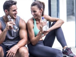 Geleceğin Mesleği Olarak Fitness Antrenörlüğü Sağlıklı yaşam bilincinin dünya genelinde hızla yaygınlaşması, spor ve egzersize olan ilgiyi her geçen yıl artırıyor. Bu gelişim yalnızca spor salonlarının sayısını yükseltmekle kalmıyor, aynı zamanda nitelikli fitness antrenörlüğü mesleğine olan ihtiyacı da büyütüyor. Bireyler artık yalnızca kilo vermek ya da kas geliştirmek için değil, yaşam kalitesini artırmak, kronik hastalık risklerini azaltmak ve düzenli bir yaşam tarzı oluşturmak amacıyla profesyonel destek almayı tercih ediyor. Bu durum, fitness antrenörü mesleğini geleceğin en dikkat çeken kariyer alanlarından biri haline getiriyor. Konulu bir haber görseli.